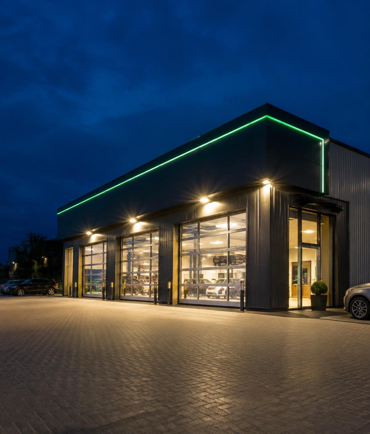 Moderne autogarage in de avond met verlichte werkplaats
